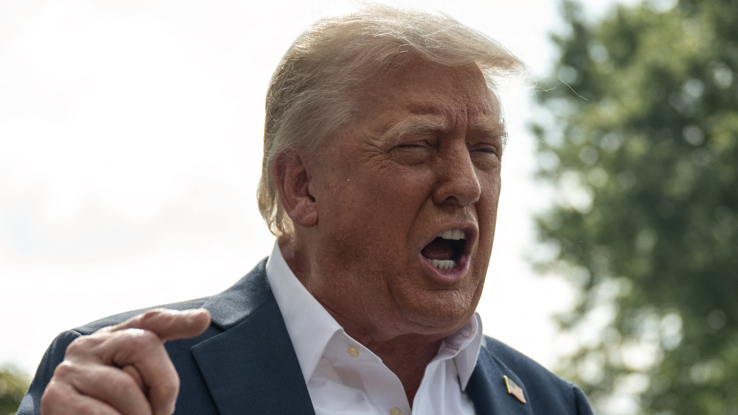 Вспышка гнева: Дональд Трамп со скандалом прервал интервью из-за острых вопросов