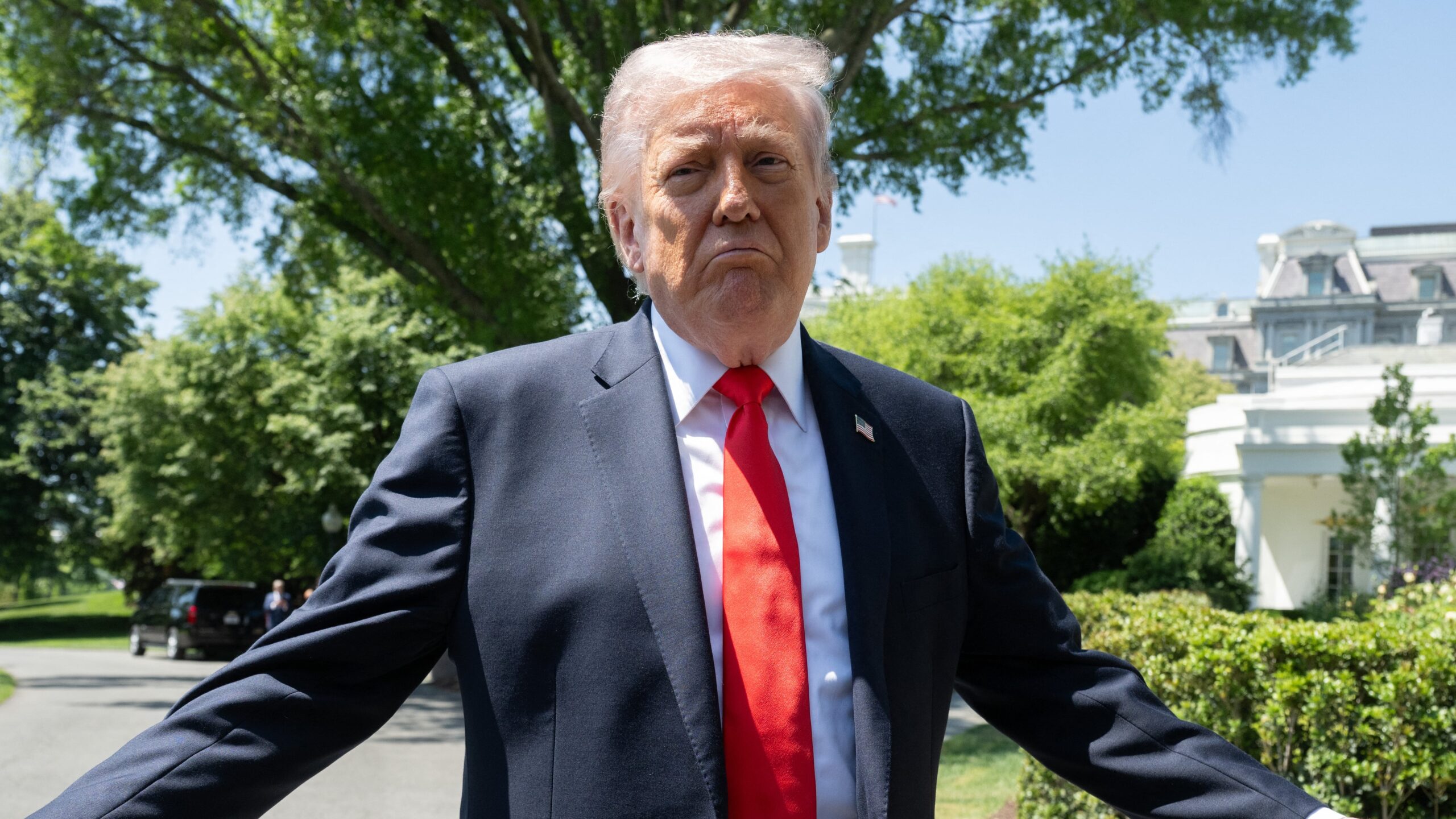 Дональд Трамп санкционировал авиаудары по Ирану после инцидента с вертолетом